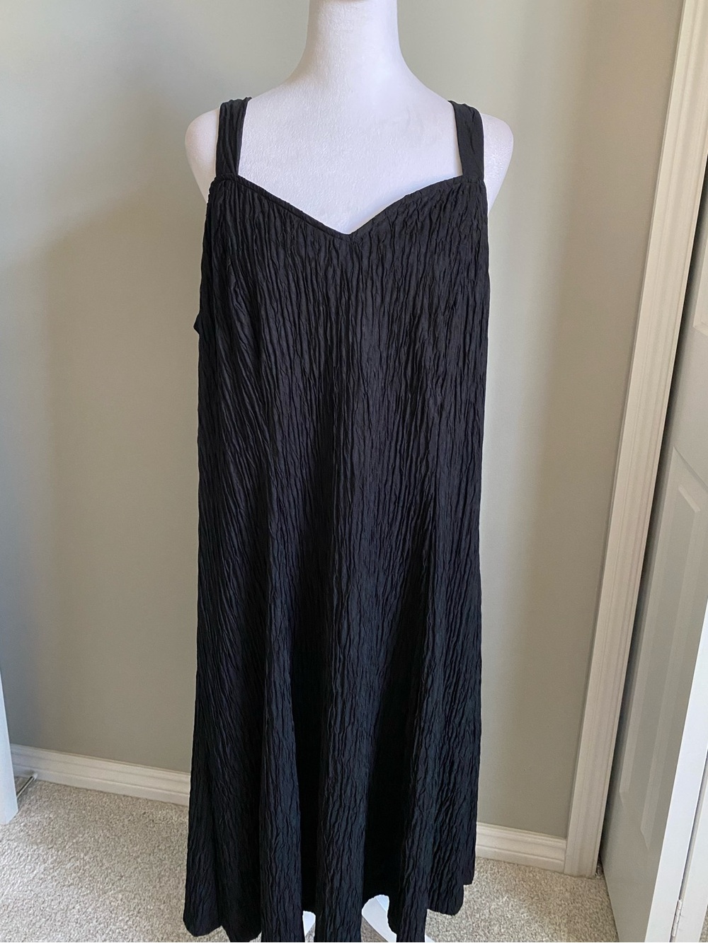 Women’s Black Crinkle Maxi Dress 18W Sweetheart Neckline